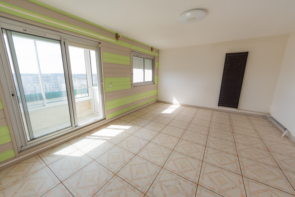 APPARTEMENT DE 78 M2 - 3 CHAMBRES - LUMINEUX - DERNIER ETAGE - ASCENSEUR - DALLE BETON - SANS VIS A VIS photo 2