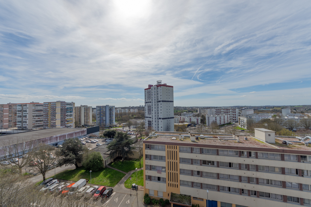 APPARTEMENT DE 78 M2 - 3 CHAMBRES - LUMINEUX - DERNIER ETAGE - ASCENSEUR - DALLE BETON - SANS VIS A VIS