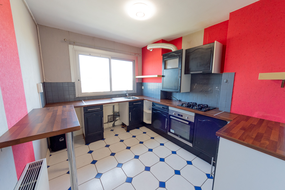 APPARTEMENT DE 78 M2 - 3 CHAMBRES - LUMINEUX - DERNIER ETAGE - ASCENSEUR - DALLE BETON - SANS VIS A VIS photo 3