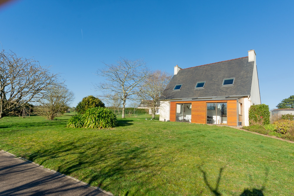 MAISON INDIVIDUELLE T6 - 4 CHAMBRES+1 BUREAU - SOUS SOL COMPLET - TERRAIN CLOS 2200M²