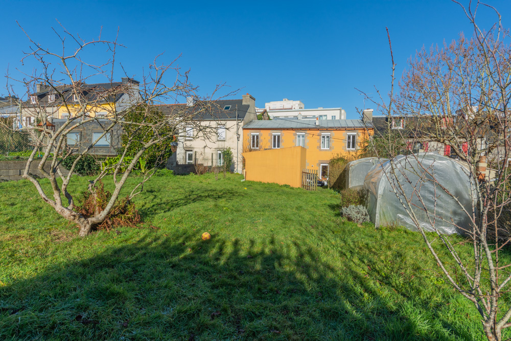 MAISON DE VILLE 110M² PLEINE DE CHARME DE 1900 SUR TERRAIN DE 700M² - 3 CHAMBRES - GARAGE - SOUS-SOL