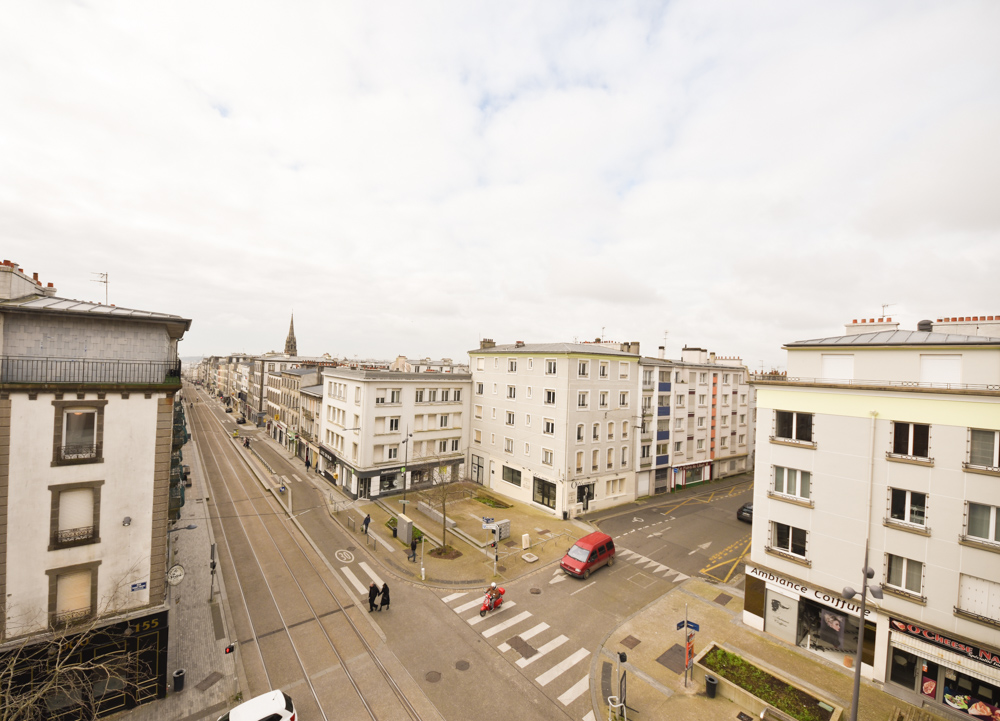 APPARTEMENT STUDIO MEUBLE DE 21 M2 AVEC VUE IMPRENABLE SITUE AU 4 EME ETAGE AVEC ASCENSEUR - LOCATAIRE EN PLACE photo 2