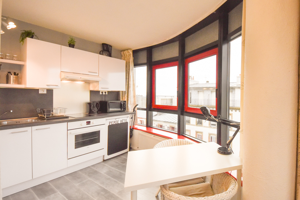 APPARTEMENT STUDIO MEUBLE DE 21 M2 AVEC VUE IMPRENABLE SITUE AU 4 EME ETAGE AVEC ASCENSEUR - LOCATAIRE EN PLACE photo 3