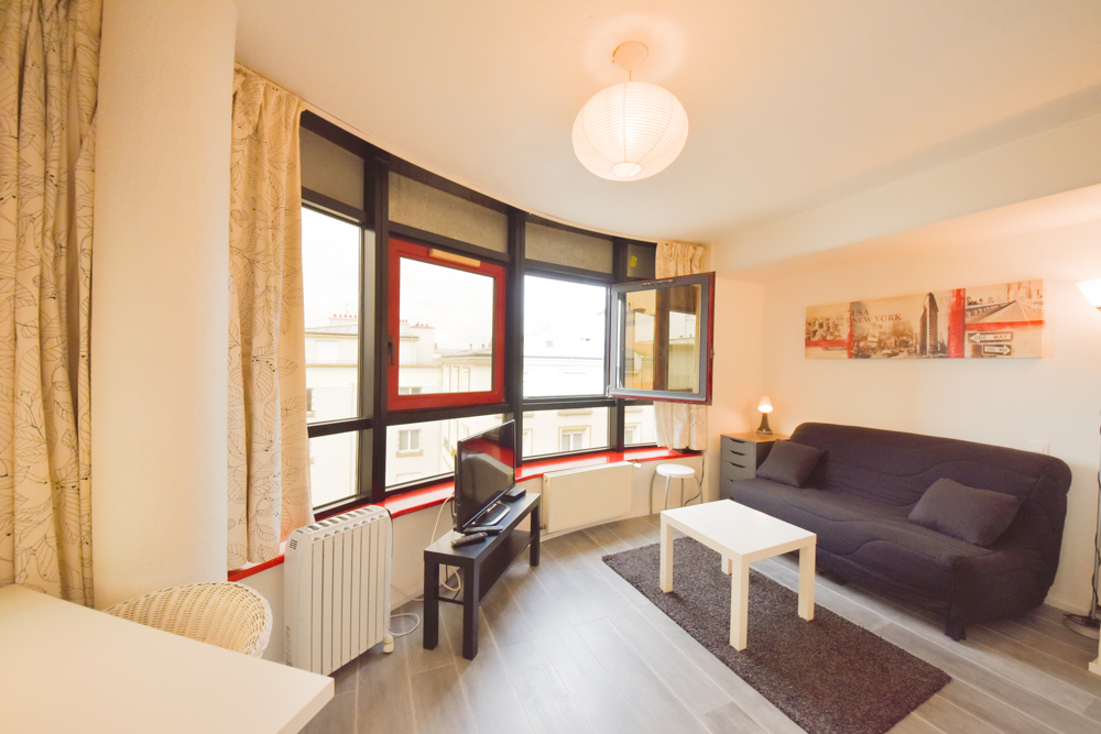 APPARTEMENT STUDIO MEUBLE DE 21 M2 AVEC VUE IMPRENABLE SITUE AU 4 EME ETAGE AVEC ASCENSEUR - LOCATAIRE EN PLACE