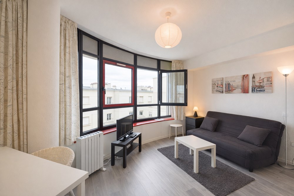 APPARTEMENT STUDIO MEUBLE DE 21 M2 AVEC VUE IMPRENABLE SITUE AU 4 EME ETAGE AVEC ASCENSEUR - LOCATAIRE EN PLACE