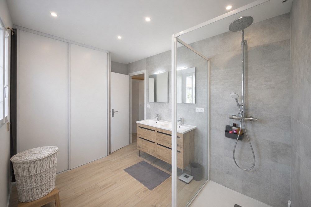 MAISON T7 - PIECE DE VIE TRIPLE - 4 CHAMBRES - SOUS SOL COMPLET - ESPACE PROPRIETAIRE DE PLAIN PIED - RENOVATION RECENTE - TERRASSE photo 3