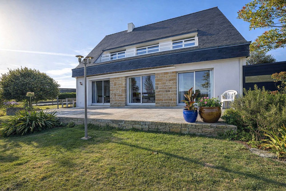 MAISON T7 - PIECE DE VIE TRIPLE - 4 CHAMBRES - SOUS SOL COMPLET - ESPACE PROPRIETAIRE DE PLAIN PIED - RENOVATION RECENTE - TERRASSE