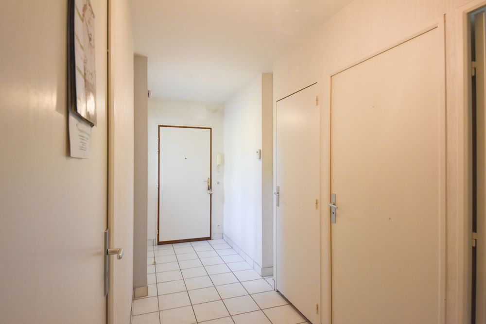 VALLON DU STANGALARD - APPARTEMENT DE 66 M2 - LUMINEUX - SANS VIS A VIS - DALLE BETON - ASCENSEUR - PLACE DE PARKING HANDICAPE - LOCATAIRES EN PLACE photo 4