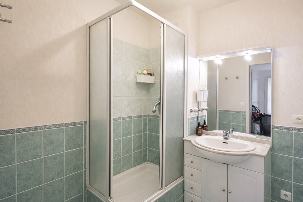 VALLON DU STANGALARD - APPARTEMENT DE 66 M2 - LUMINEUX - SANS VIS A VIS - DALLE BETON - ASCENSEUR - PLACE DE PARKING HANDICAPE - LOCATAIRES EN PLACE photo 5