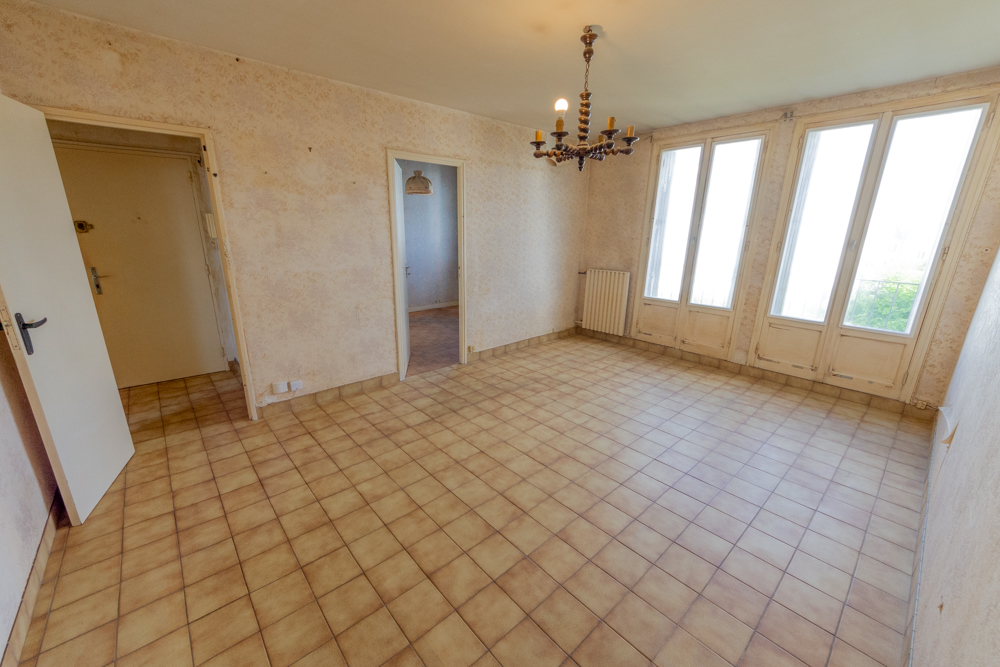 APPARTEMENT T5 DE 84M² - 4 CHAMBRES - NOMBREUX RANGEMENTS - BEAU POTENTIEL - ASCENSEUR - DALLE BETON photo 2