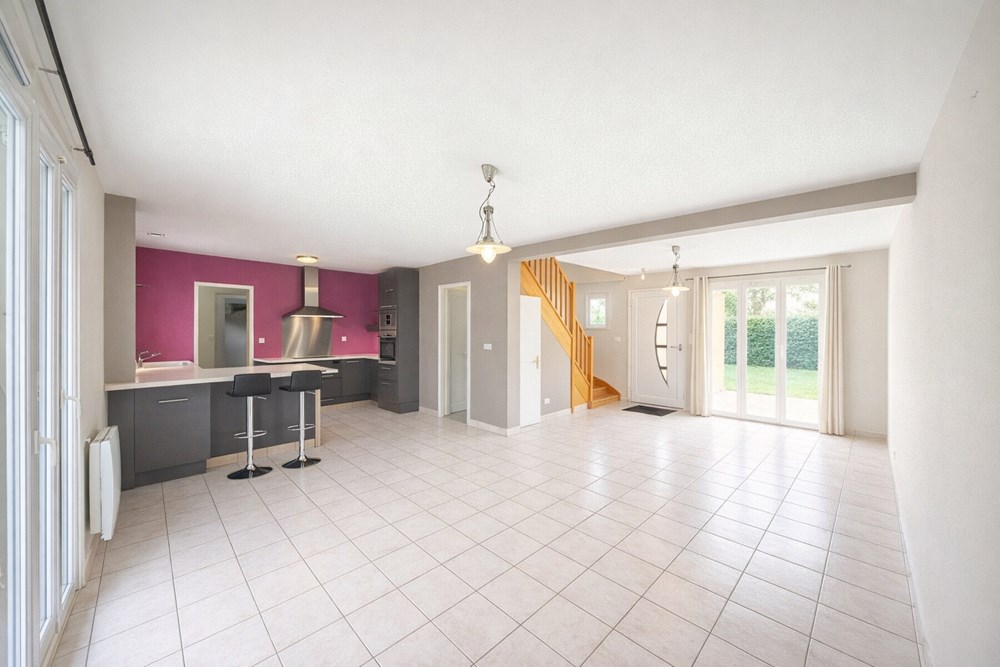 MAISON CONTEMPORAINE T5 DES ANNEES 2000 - GRANDE PIECE DE VIE TRIPLE 3/4 CHAMBRES - GARAGE - TERRAIN 600 M² CLOS photo 2