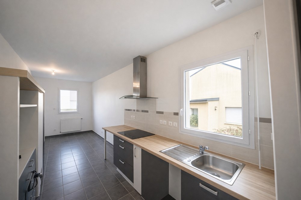 CHARMANTE MAISON RECENTE BBC DE 2012 - 3 CHAMBRES (POSSIBLE 4) - JARDIN - GARAGE - PANNEAUX SOLAIRE - ACCES PMR photo 3