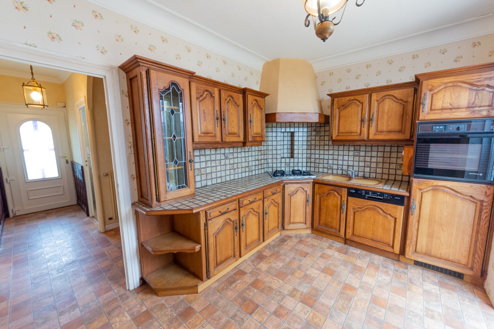 MAISON INDIVIDUELLE 140M² DES ANNEES 60 SUR TERRAIN DE 550M² - 4 CHAMBRES - SOUS-SOL INTEGRAL
