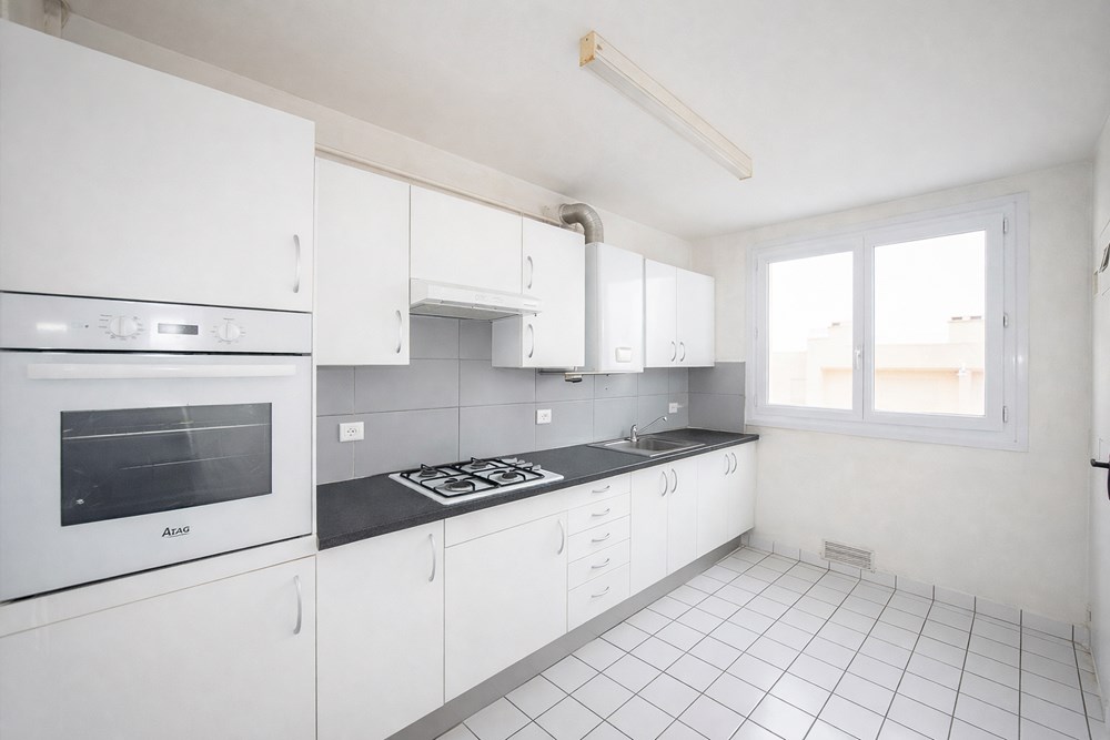APPARTEMENT T5 DE 85M² - 3/4 CHAMBRES - BALCON - PETITE VUE MER/RADE - DALLE BETON - CAVE photo 3