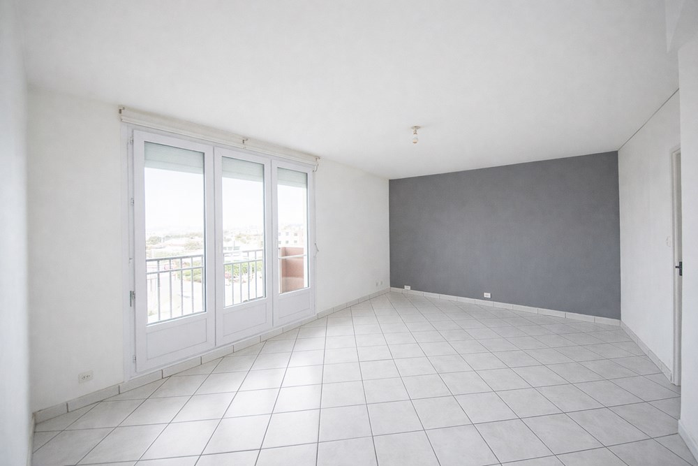 APPARTEMENT T5 DE 85M² - 3/4 CHAMBRES - BALCON - PETITE VUE MER/RADE - DALLE BETON - CAVE