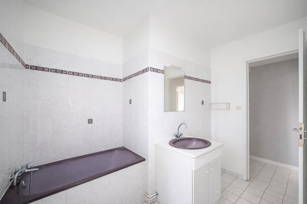 APPARTEMENT T5 DE 85M² - 3/4 CHAMBRES - BALCON - PETITE VUE MER/RADE - DALLE BETON - CAVE photo 5