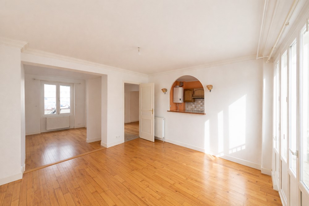 APPARTEMENT - 2 CHAMBRES ( POSS 3) - SPACIEUX ESPACE DE VIE - LUMINEUX - GRAND PARKING COLLECTIF - PROCHE CENTRE