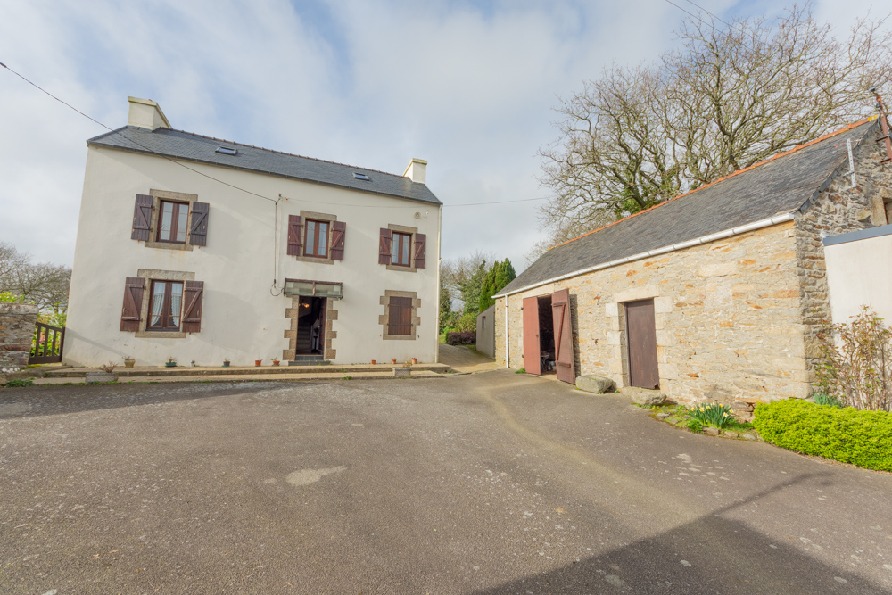 CORPS DE FERME 120M² T7 AVEC 3 DEPENDANCES - HANGAR - ECURIES - POULAILLER - TERRAIN DE 6000M²