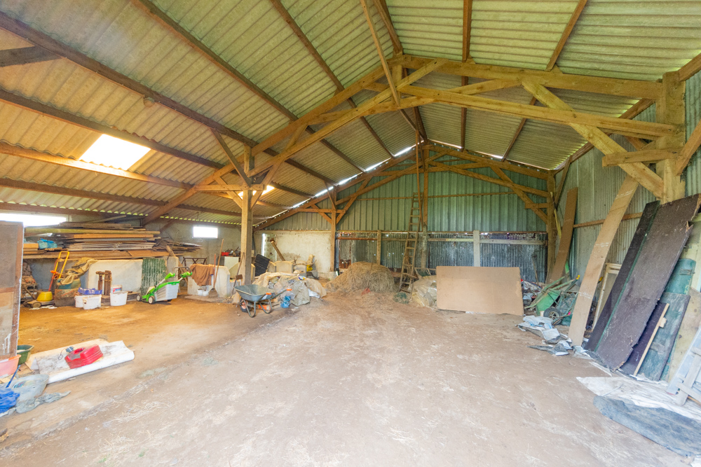 CORPS DE FERME 120M² T7 AVEC 3 DEPENDANCES - HANGAR - ECURIES - POULAILLER - TERRAIN DE 6000M² photo 3