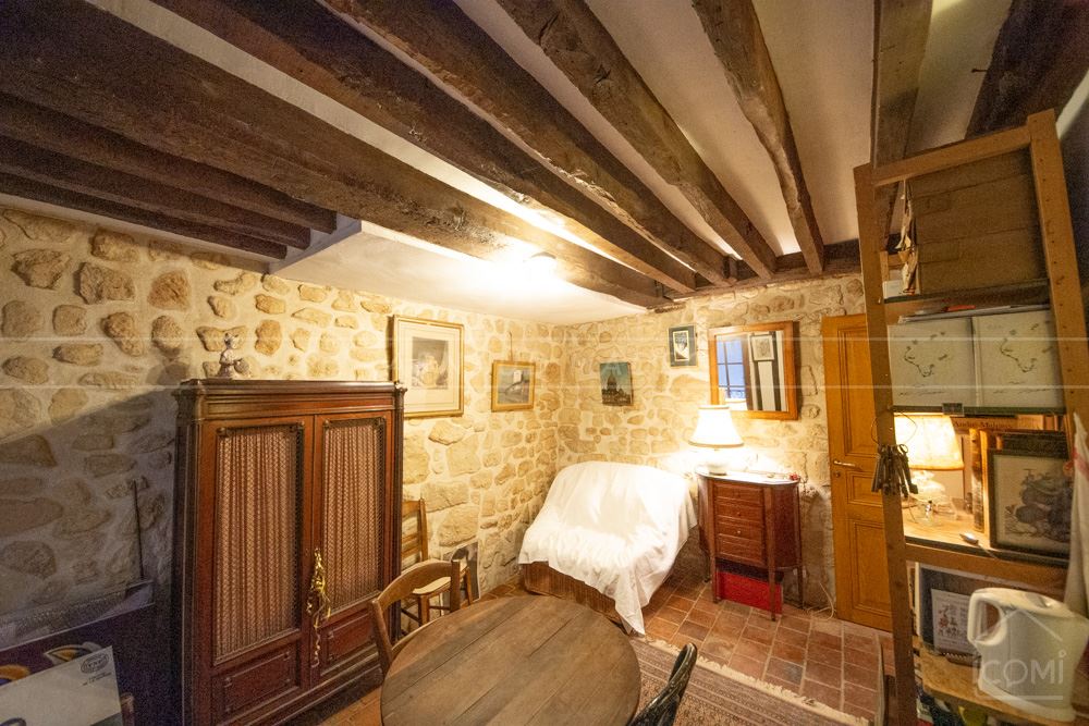 STUDIO DE CHARME AVEC POUTRES/TOMETTES/PIERRE - CALME - AUTHENTICITE - IDEAL PIED A TERRE OU LOCATIF