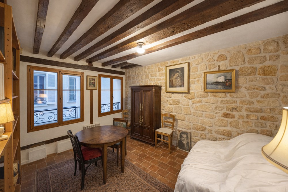 STUDIO DE CHARME AVEC POUTRES/TOMETTES/PIERRE - CALME - AUTHENTICITE - IDEAL PIED A TERRE OU LOCATIF