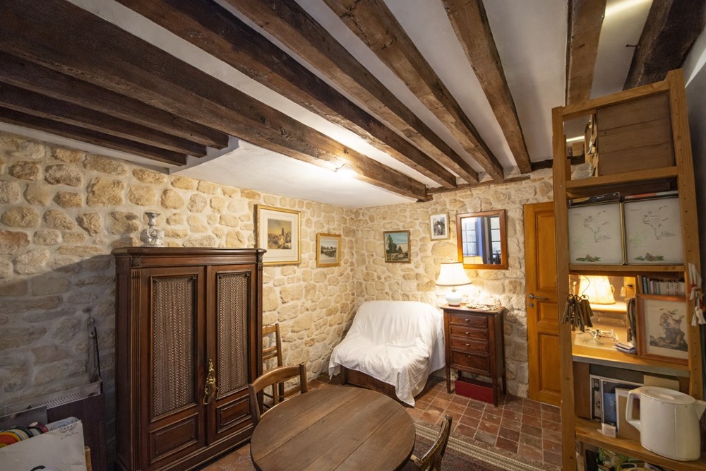 STUDIO DE CHARME AVEC POUTRES/TOMETTES/PIERRE - CALME - AUTHENTICITE - IDEAL PIED A TERRE OU LOCATIF photo 2