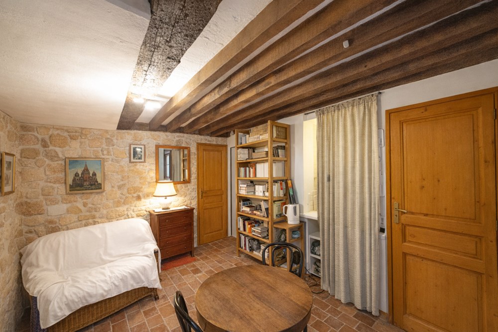 STUDIO DE CHARME AVEC POUTRES/TOMETTES/PIERRE - CALME - AUTHENTICITE - IDEAL PIED A TERRE OU LOCATIF photo 3