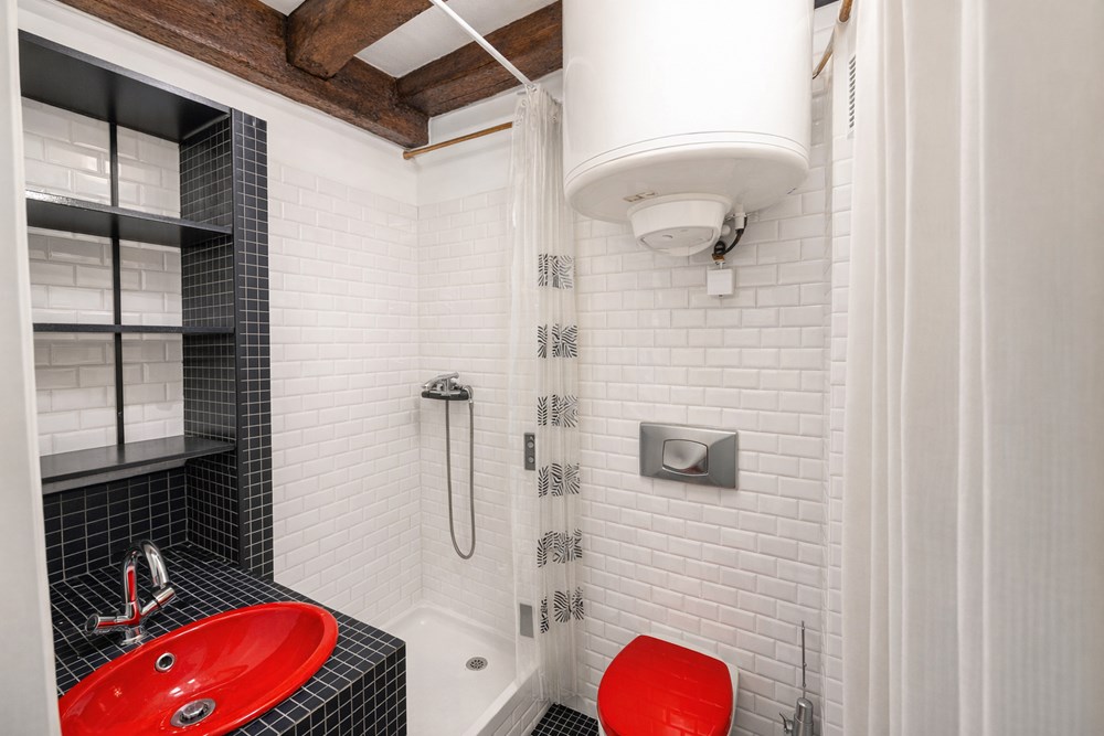 STUDIO DE CHARME AVEC POUTRES/TOMETTES/PIERRE - CALME - AUTHENTICITE - IDEAL PIED A TERRE OU LOCATIF photo 5
