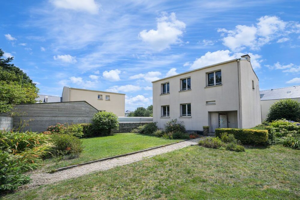 GRANDE MAISON T7 DES ANNEES 70 A MODERNISER - TERRAIN +300 M² - 5 CHAMBRES - DALLE BETON - NON MITOYEN - CALME - RARE