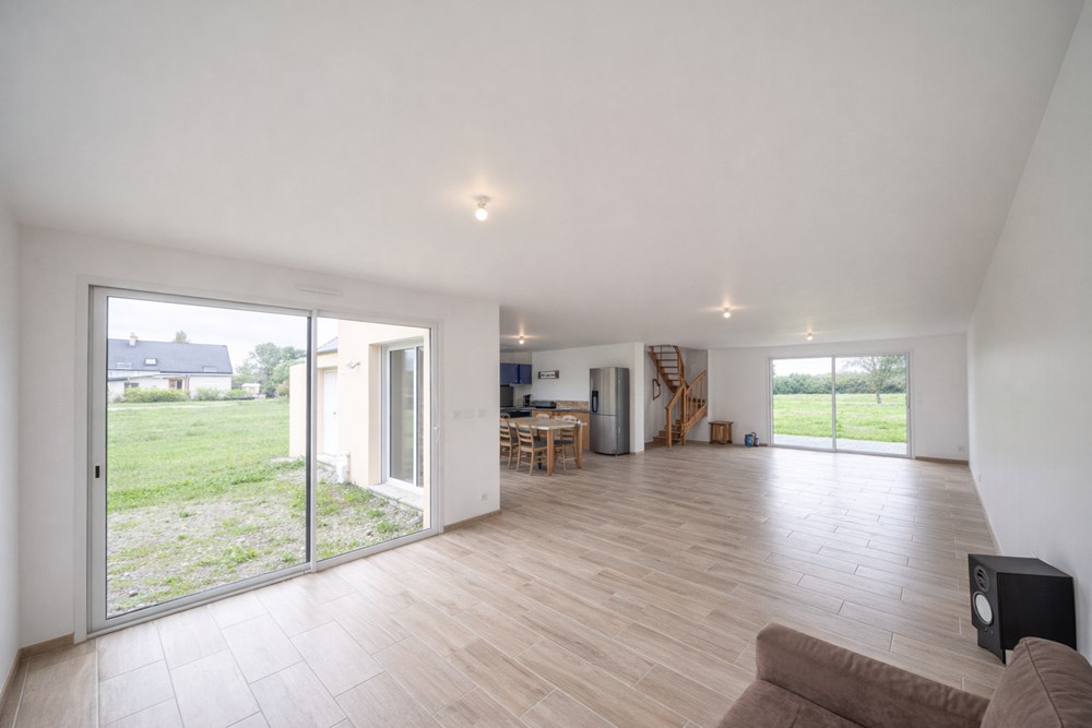 MAISON CONTEMPORAINE DE 2021 - PIECE DE VIE DE 80M² - 3/4 CHAMBRES - TERRAIN 600M² - DPE A - RARE photo 2
