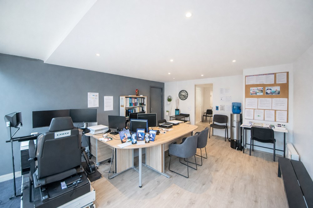 QUARTIER QUATRE MOULINS- IMMEUBLE AVEC 2 APPARTEMENTS ET UN LOCAL COMMERCIAL - SANS TRAVAUX photo 3