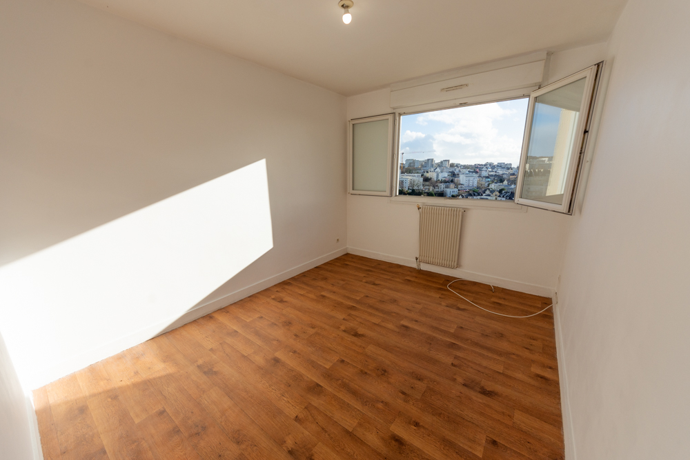 APPARTEMENT T5 103M² - 3 CHAMBRES POSSIBLE 4 - DALLE BETON - BALCON - ASCENSEUR - 2 PARKINGS PRIVES photo 3