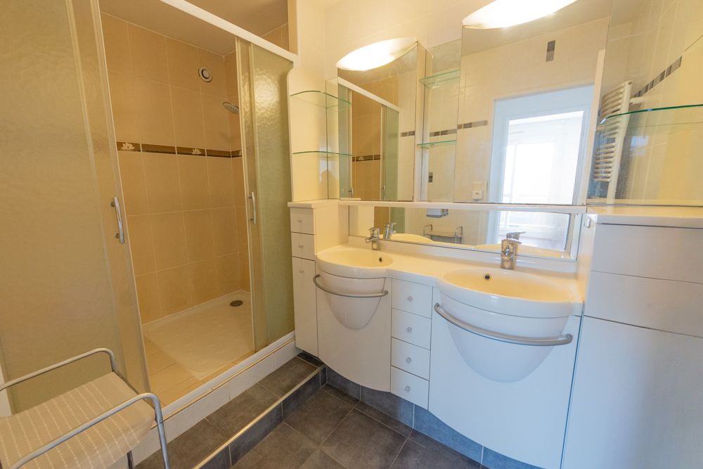APPARTEMENT T5 103M² - 3 CHAMBRES POSSIBLE 4 - DALLE BETON - BALCON - ASCENSEUR - 2 PARKINGS PRIVES photo 4