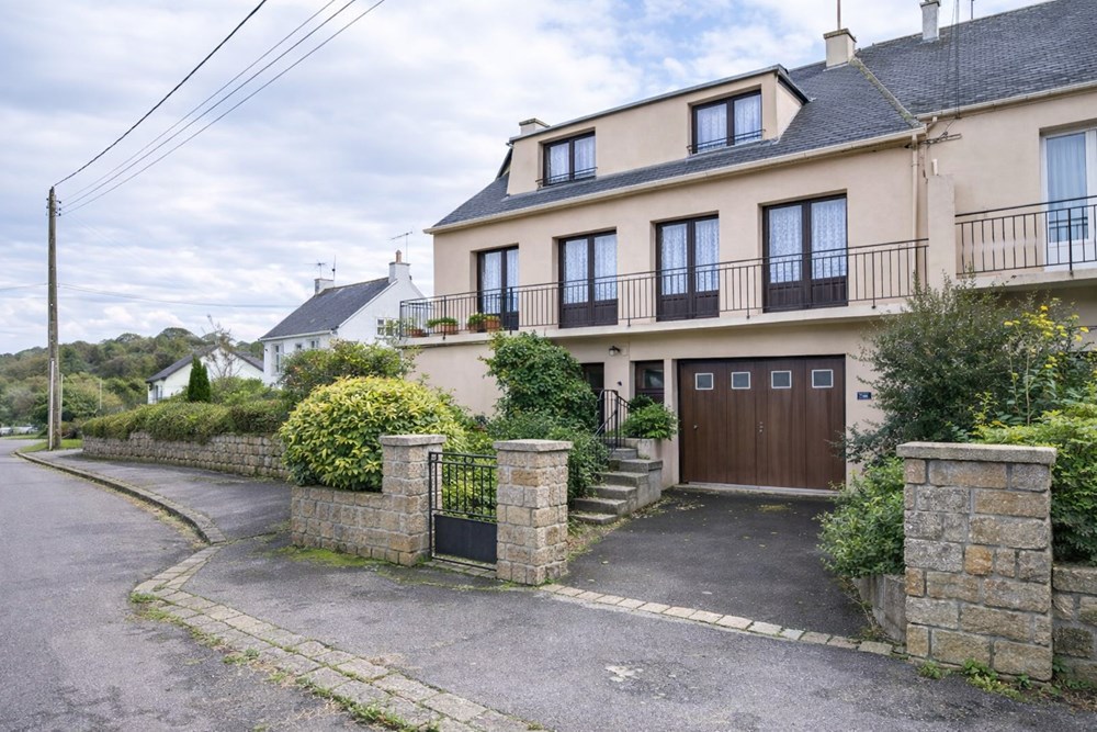 MAISON DE 137M² SUR SOUS SOL TOTAL DE 92M² - 4 CHAMBRES - JARDIN - GARAGE - CALME
