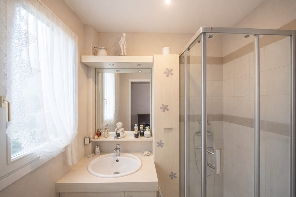 MAISON DE 137M² SUR SOUS SOL TOTAL DE 92M² - 4 CHAMBRES - JARDIN - GARAGE - CALME photo 5