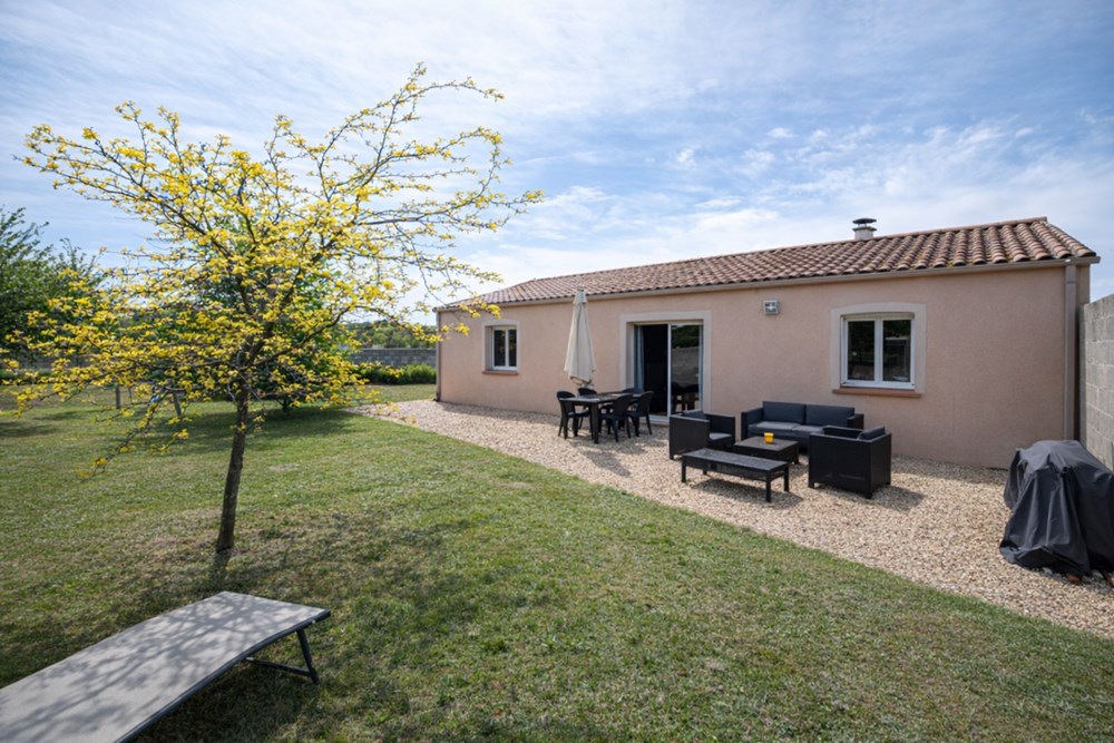 MAISON 90 M² - 2003 - GRAND JARDIN - PLAIN PIED - 3 CHAMBRES - GARAGE - GRANDE PIECE DE VIE photo 2