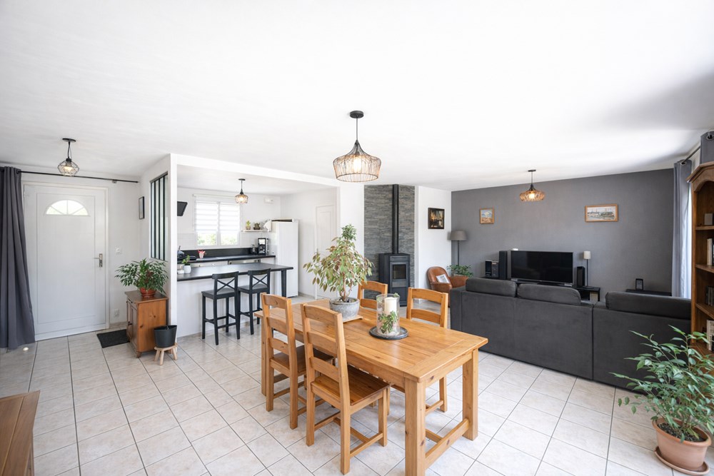 MAISON 90 M² - 2003 - GRAND JARDIN - PLAIN PIED - 3 CHAMBRES - GARAGE - GRANDE PIECE DE VIE photo 4