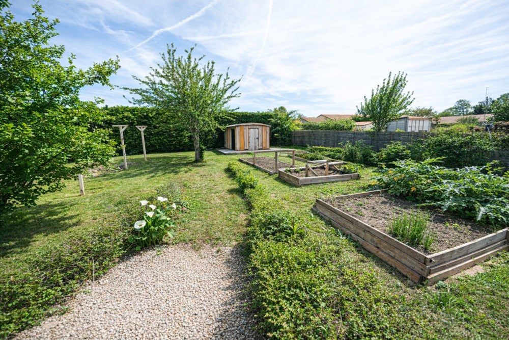 MAISON 90 M² - 2003 - GRAND JARDIN - PLAIN PIED - 3 CHAMBRES - GARAGE - GRANDE PIECE DE VIE photo 3
