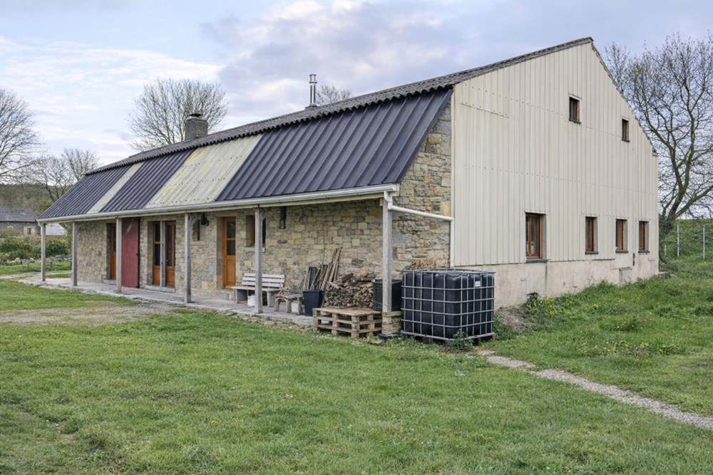 ANCIENNE GRANGE REAMENAGEE EN LOFT - IDEALE AMOUREUX D'ESPACE - GRAND TERRAIN - HANGAR - PROCHE BOURG