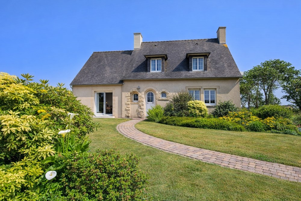 MAISON DE 140 M² - 4 CHAMBRES - GRAND GARAGE - VIE DE PLAIN-PIED POSSIBLE - AU CALME