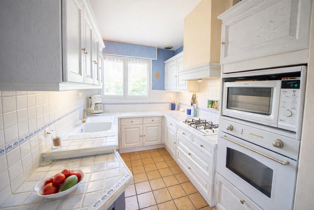 MAISON DE 140 M² - 4 CHAMBRES - GRAND GARAGE - VIE DE PLAIN-PIED POSSIBLE - AU CALME photo 2