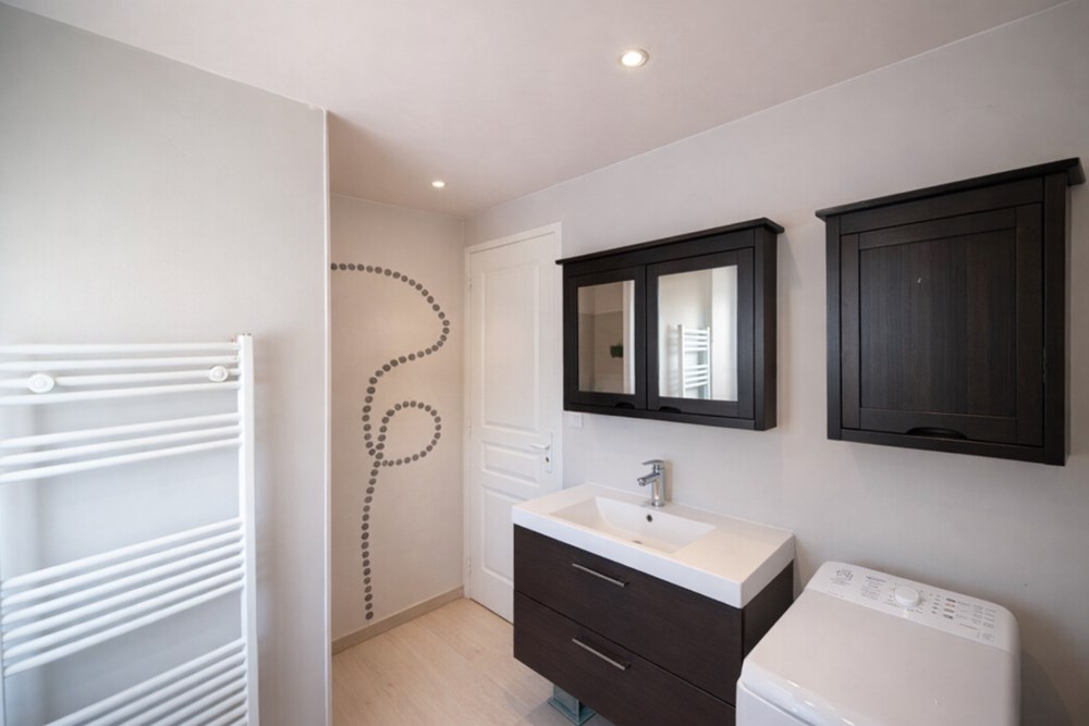 MAISON - 50 M² - PLAGES A 10 MINUTES EN VELO - COMMERCES A PIED - CENTRE BOURG photo 4