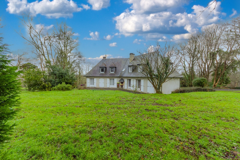 MAISON INDIVIDUELLE T9 260M² - SOUS SOL INTEGRAL - 7 CHAMBRES - BEAU POTENTIEL SUR TERRAIN DE 5 600M²