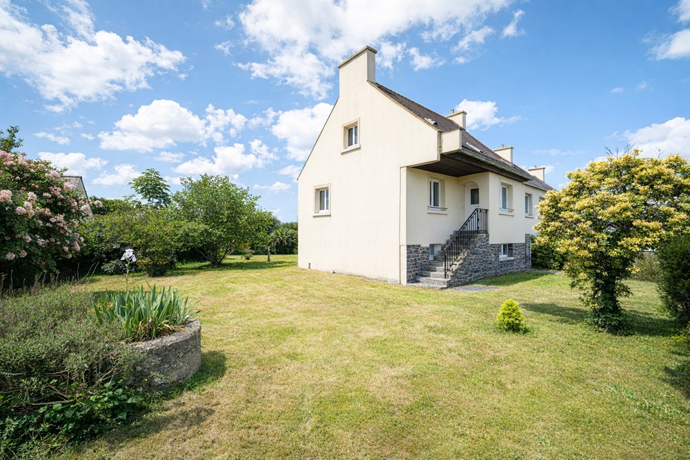 MAISON INDIVIDUELLE - 3 CHAMBRES - LUMINEUSE ET AGREABLE - SOUS SOL COMPLET - JARDIN CLOS