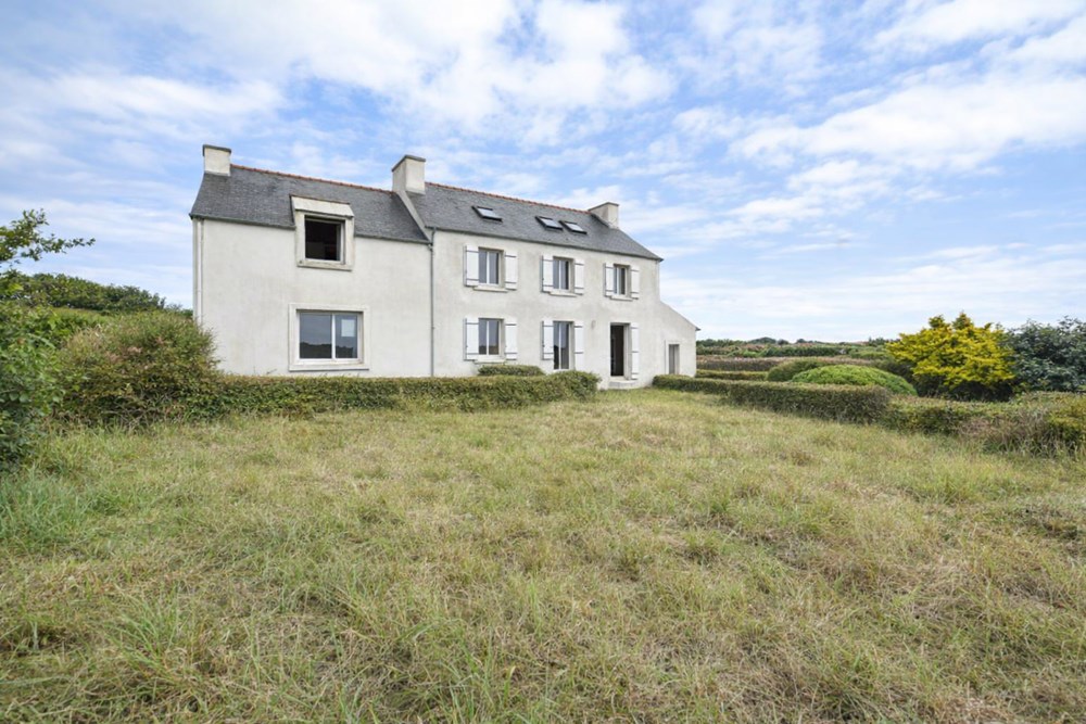 MAISON DE 145 M2 - 3 CHAMBRES POSSIBLE 5 - TERRAIN DE 2400 M2 - EXPOSITION SUD - GARAGE - ATELIER - BEAU POTENTIEL - DPE EN D