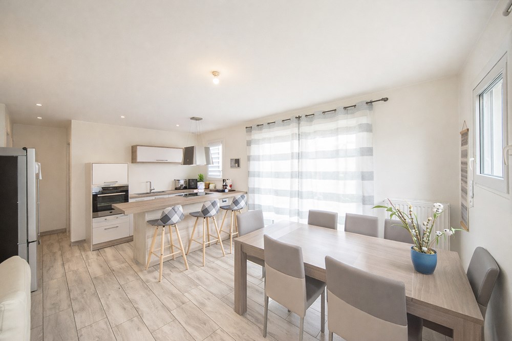 MAISON T6 - 115 M² - 5 CHAMBRES - 2019 - POMPE A CHALEUR - TERRAIN 330 M² - SOUS DECENNALE - VIE DE PLAIN-PIED - GARAGE photo 4