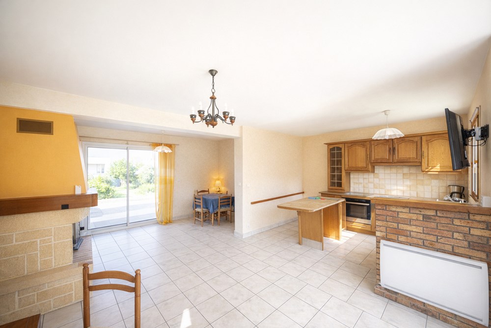 MAISON T4 - PIECE DE VIE DE 40M² AVEC ACCES DIRECT AU JARDIN - PISCINE SPA A ETUDIER - PROXIMITE COMMERCES - CALME - DPE D - RARE photo 3