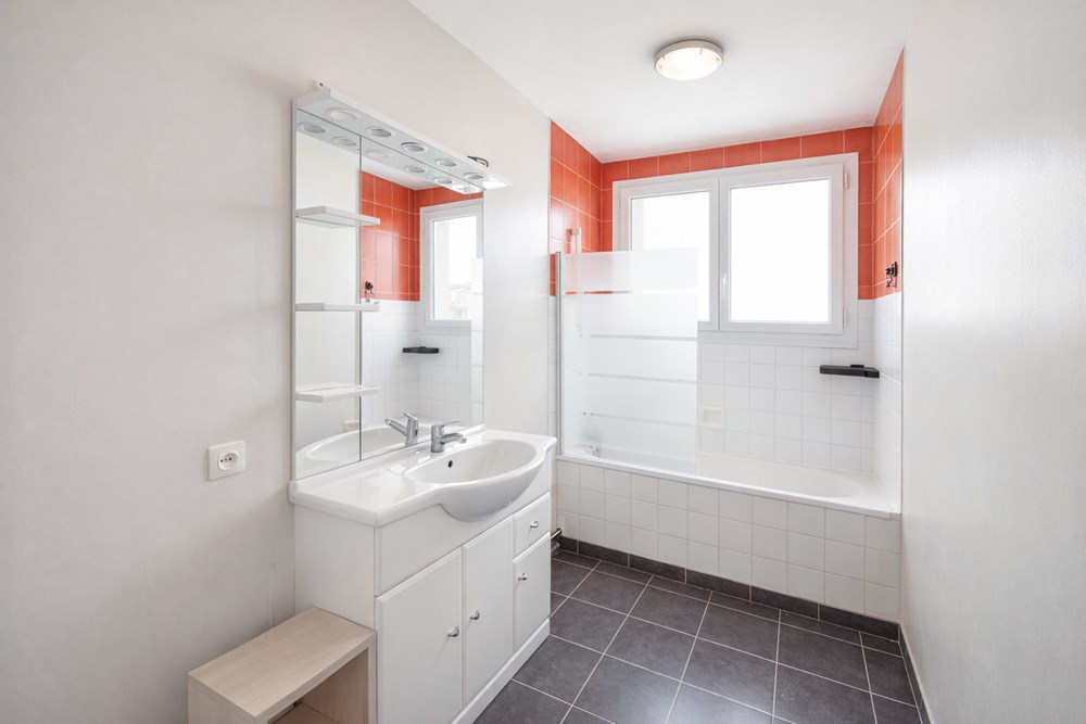 APPARTEMENT DE 70 M2 - 2 CHAMBRES - LUMINEUX - SANS VIS-A-VIS - DALLE BETON - ASCENSEUR - BALCON - CAVE photo 5