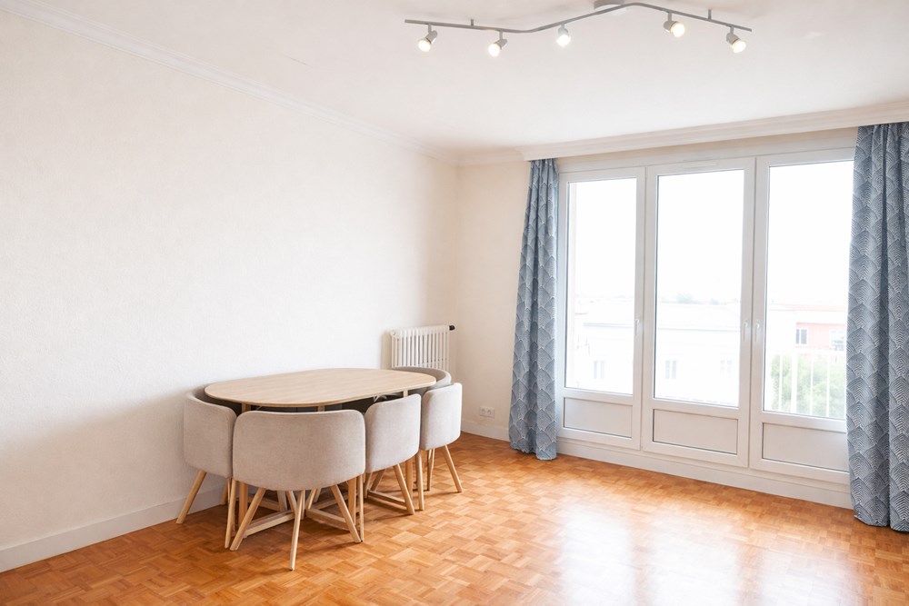 APPARTEMENT DE 70 M2 - 2 CHAMBRES - LUMINEUX - SANS VIS-A-VIS - DALLE BETON - ASCENSEUR - BALCON - CAVE photo 3