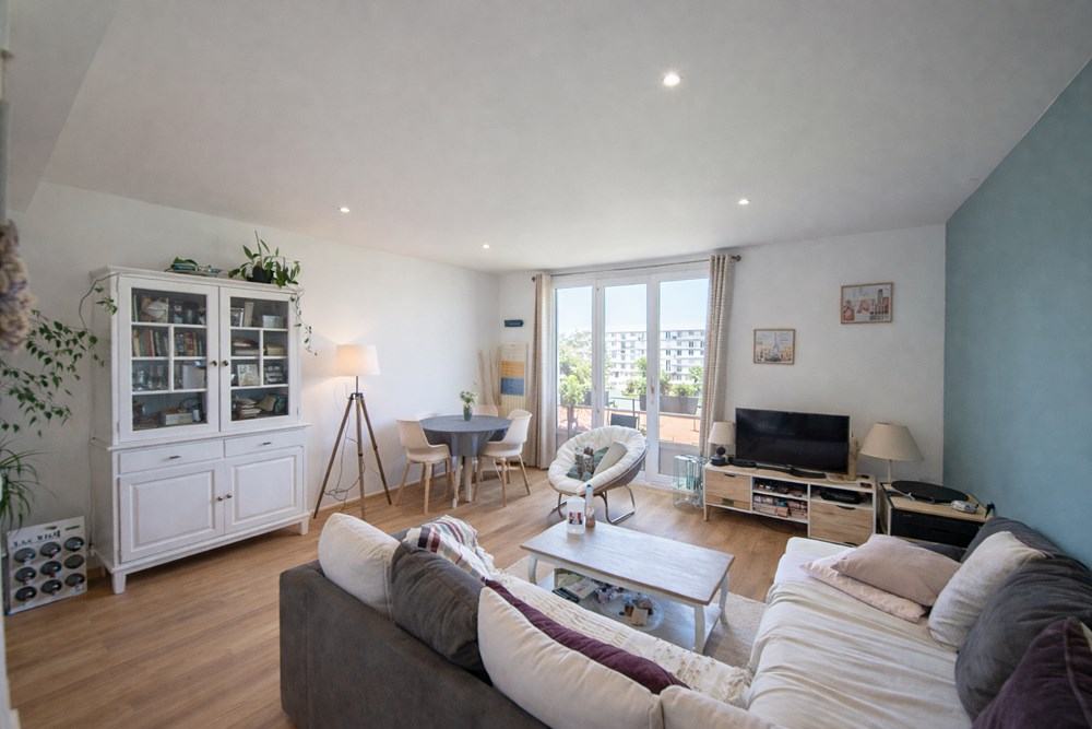 SUPERBE APPARTEMENT - LUMINEUX SANS VIS A VIS - 2 CHAMBRES - VUE SUR LES CAPUCINS ET LA VILLE - COUP DE COEUR